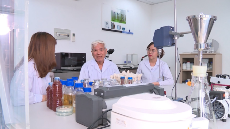 Chuyên gia sản xuất vi sinh nuôi tôm ảnh 1