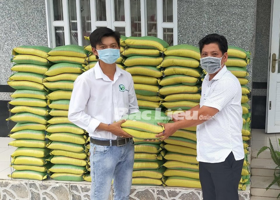 Công ty Khoa học Việt Đức hỗ trợ 1 tấn gạo cho lao động nghèo bị ảnh hưởng COVID-19